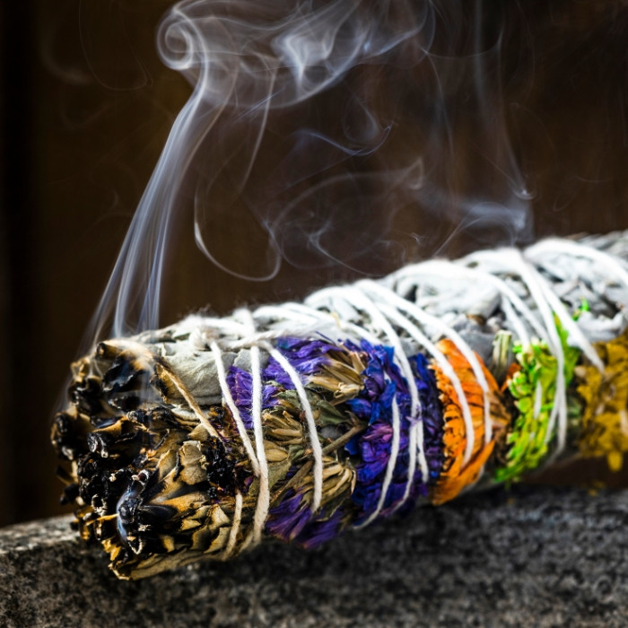 SMUDGE STICK: realizza incensi naturali con erbe aromatiche e fiori