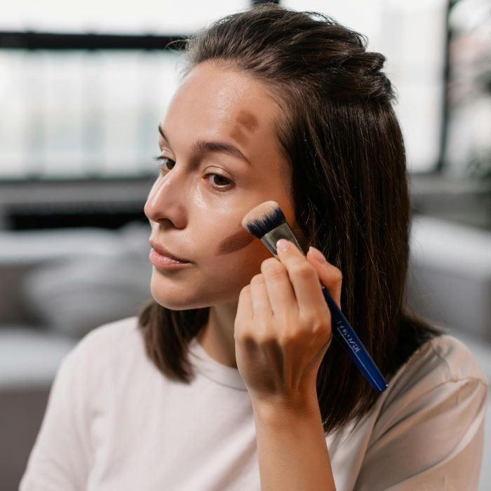 MODELLA IL VISO CON IL CONTOURING DELICATO