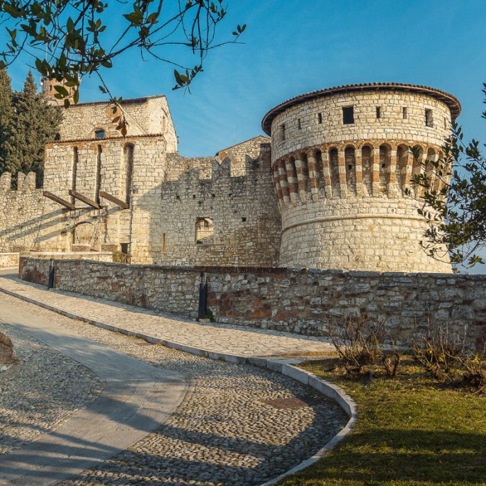 DALLA STRADA DEL SOCCORSO AL CUORE DEL CASTELLO: alla scoperta del Falcone d’Italia